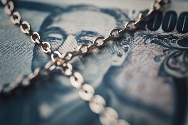 お札にかけられたチェーン