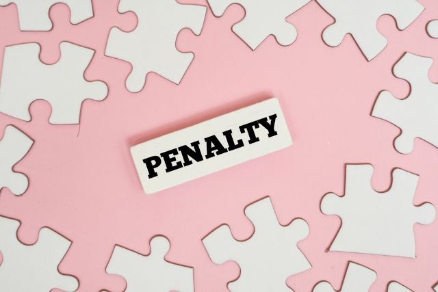 パズルのピースとPENALTYと書かれた札